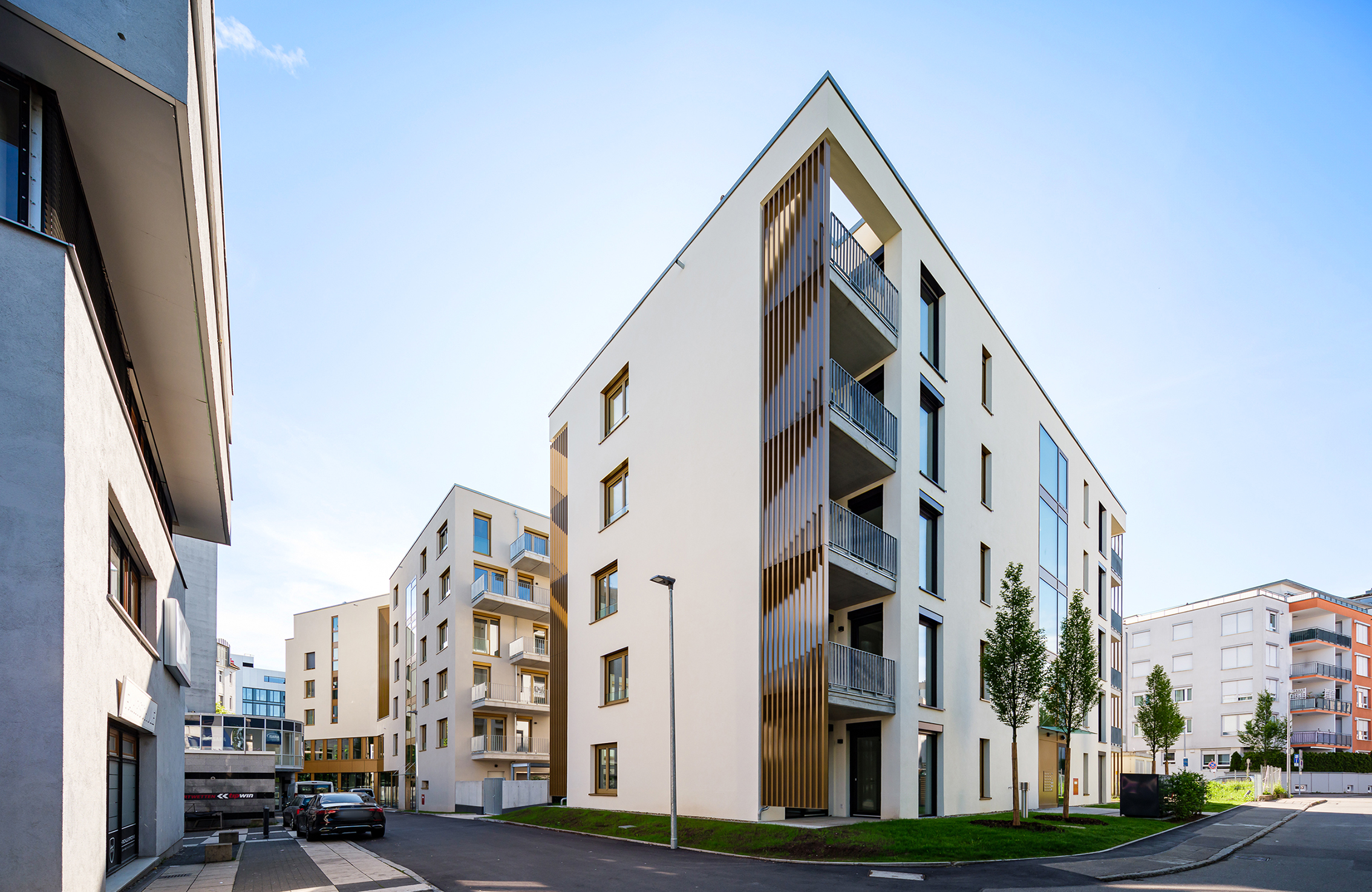 Zu sehen ist das Projekt CITY CARRÉ mit Blick von der Straße auf das Gebäude.