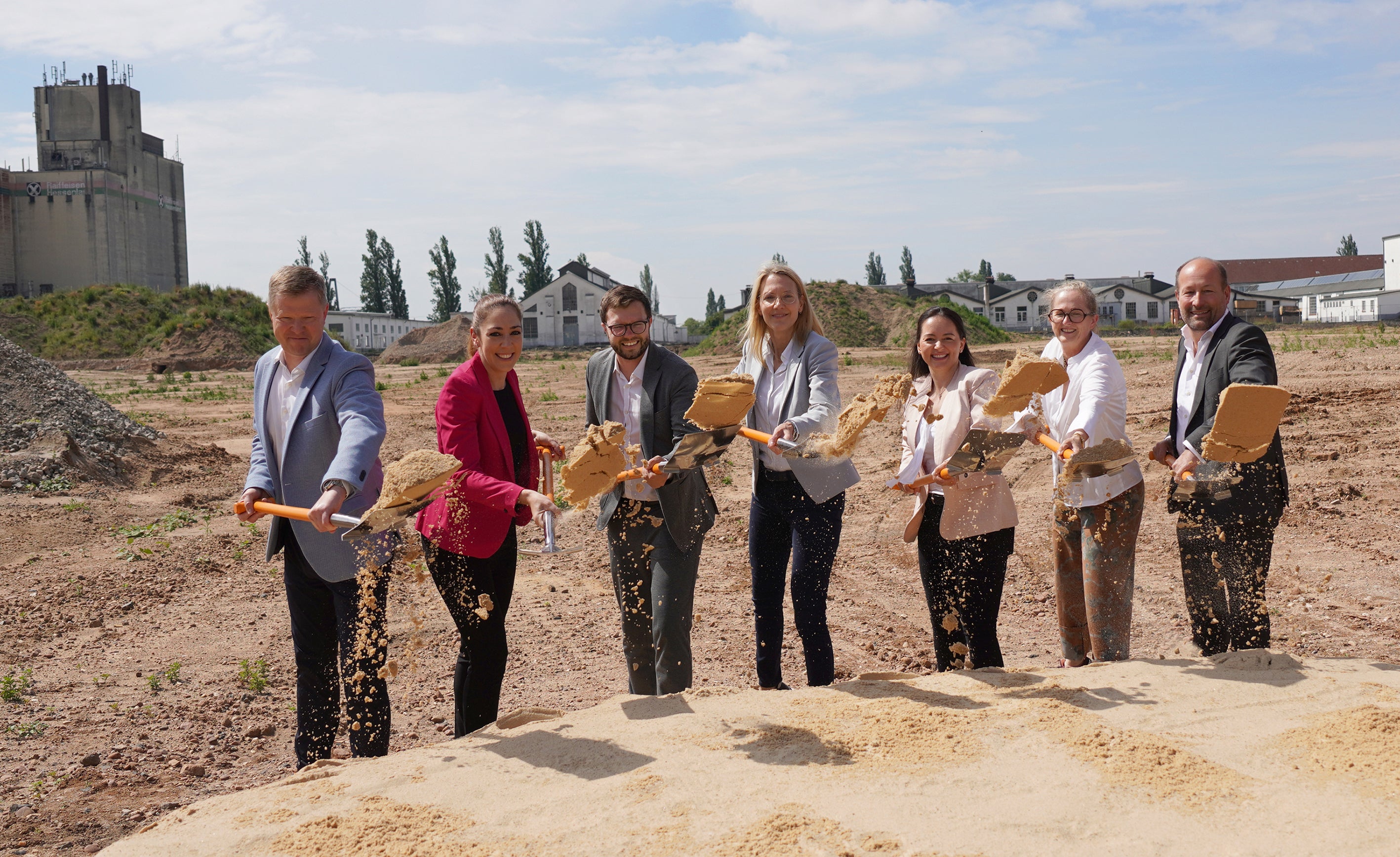 V.l.n.r.: Jens Günther (BUWOG Geschäftsführer), Isabelle Hemsley (Stadträtin), Dr. Maximilien Bieri (Bürgermeister), Katja Wünschel (CDO Vonovia), Jessica Hesse-Kadlec (BUWOG Leitung Development Region West), Anja Batke (Leitung Stadtplanungsamt Hanau), Udo Sauter (BUWOG Geschäftsführer).