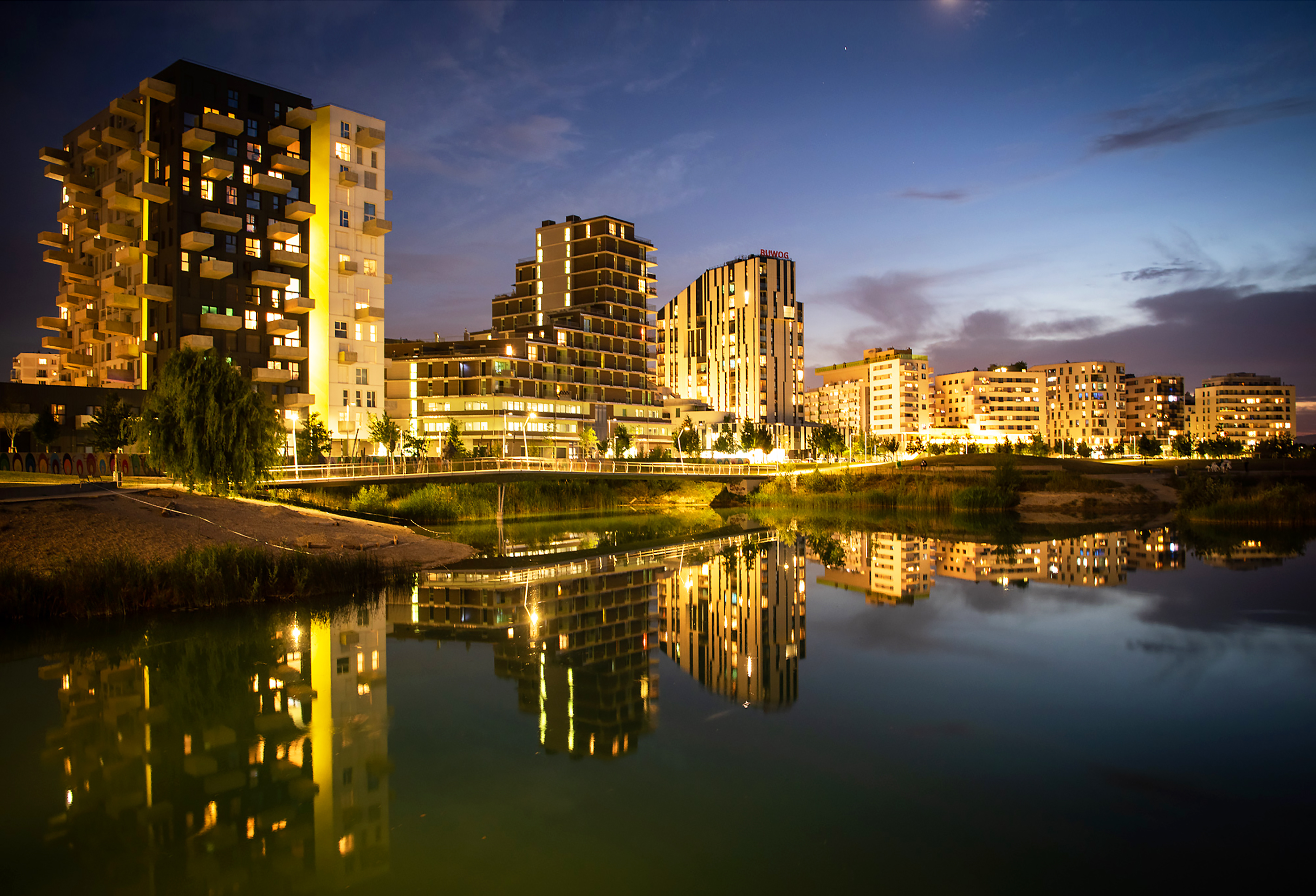 Panoramic image of the Vienna Urban Lakeside Aspern at night