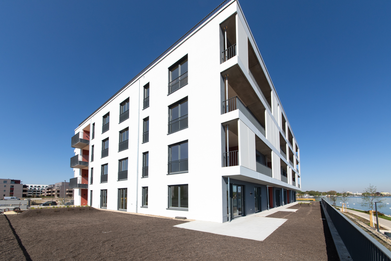 Water and courtyard view of the new BUWOG Haus an der Dahme construction project in the 52 Grad Nord quarter