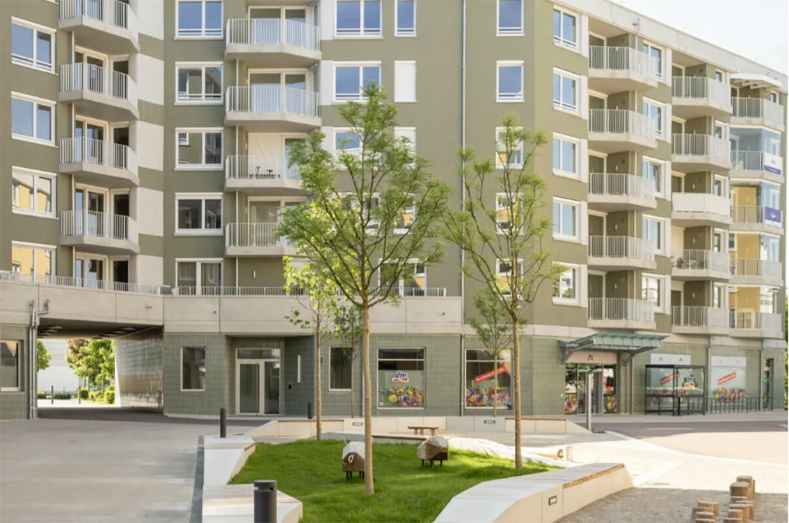 You can see the GREENLEVELS project with a view of the balconies and the shops on the ground floor from the courtyard.