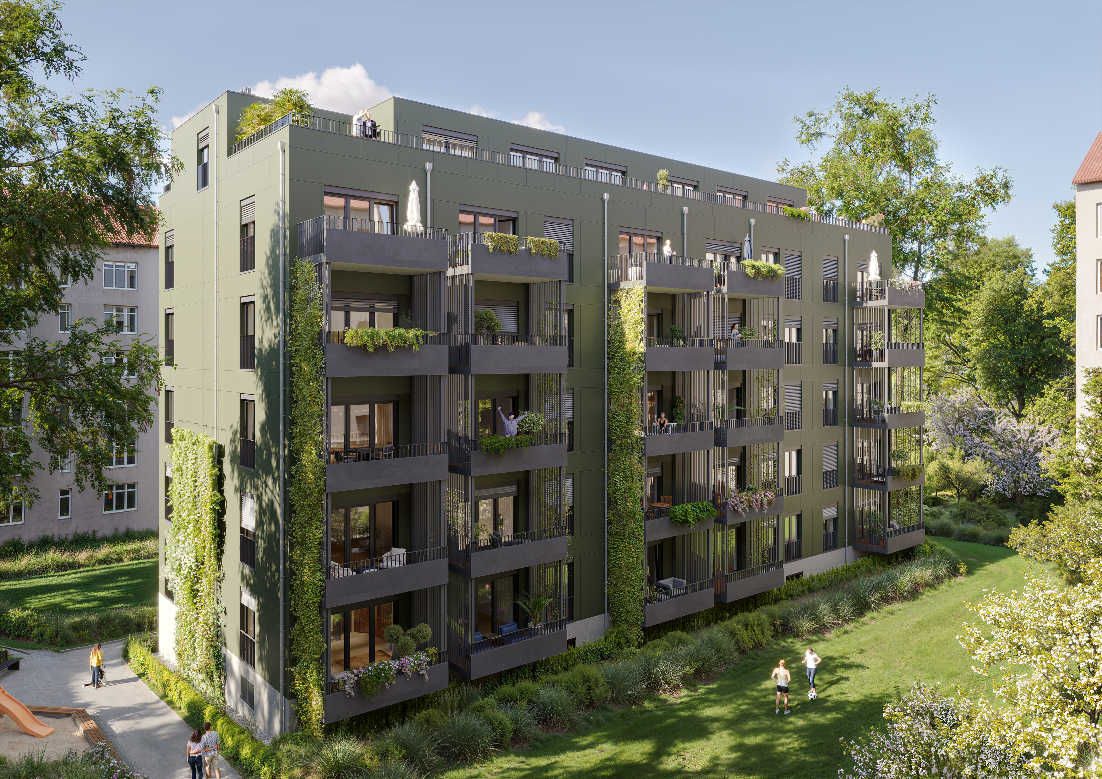 Zu sehen ist ein Gebäude zur Hofseite mit Balkonen und Personen auf den Balkonen und auf dem Hof.