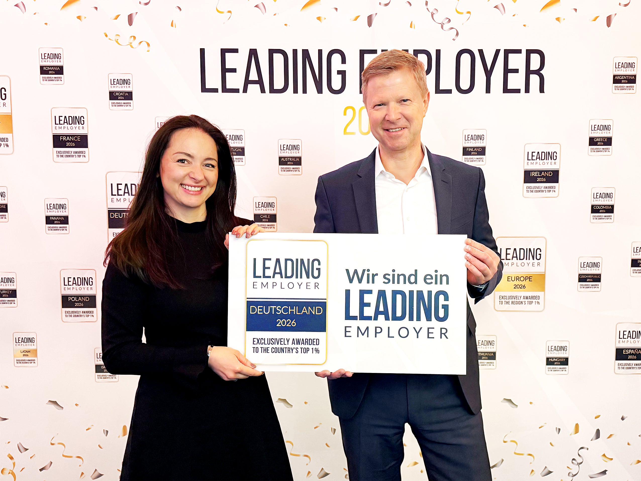 BUWOG-Geschäftsführer Jens Günther und Jessica Hesse-Kadlec, Leitung Development West, bei der Verleihung in Frankfurt. Foto: Jens Günther