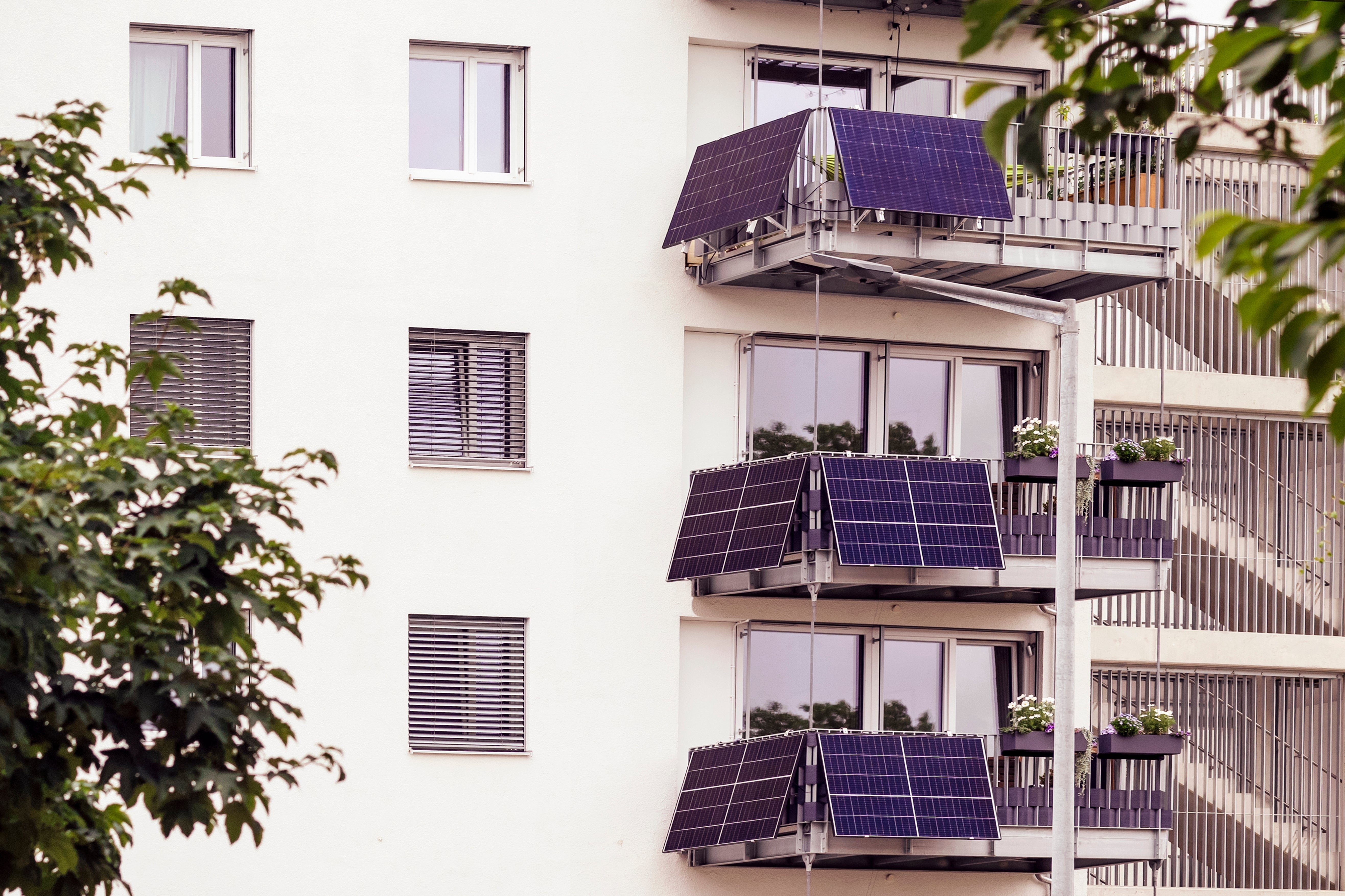 Wohngebäude mit Solaranlagen – Energieberatung und nachhaltige Energieeinsparung