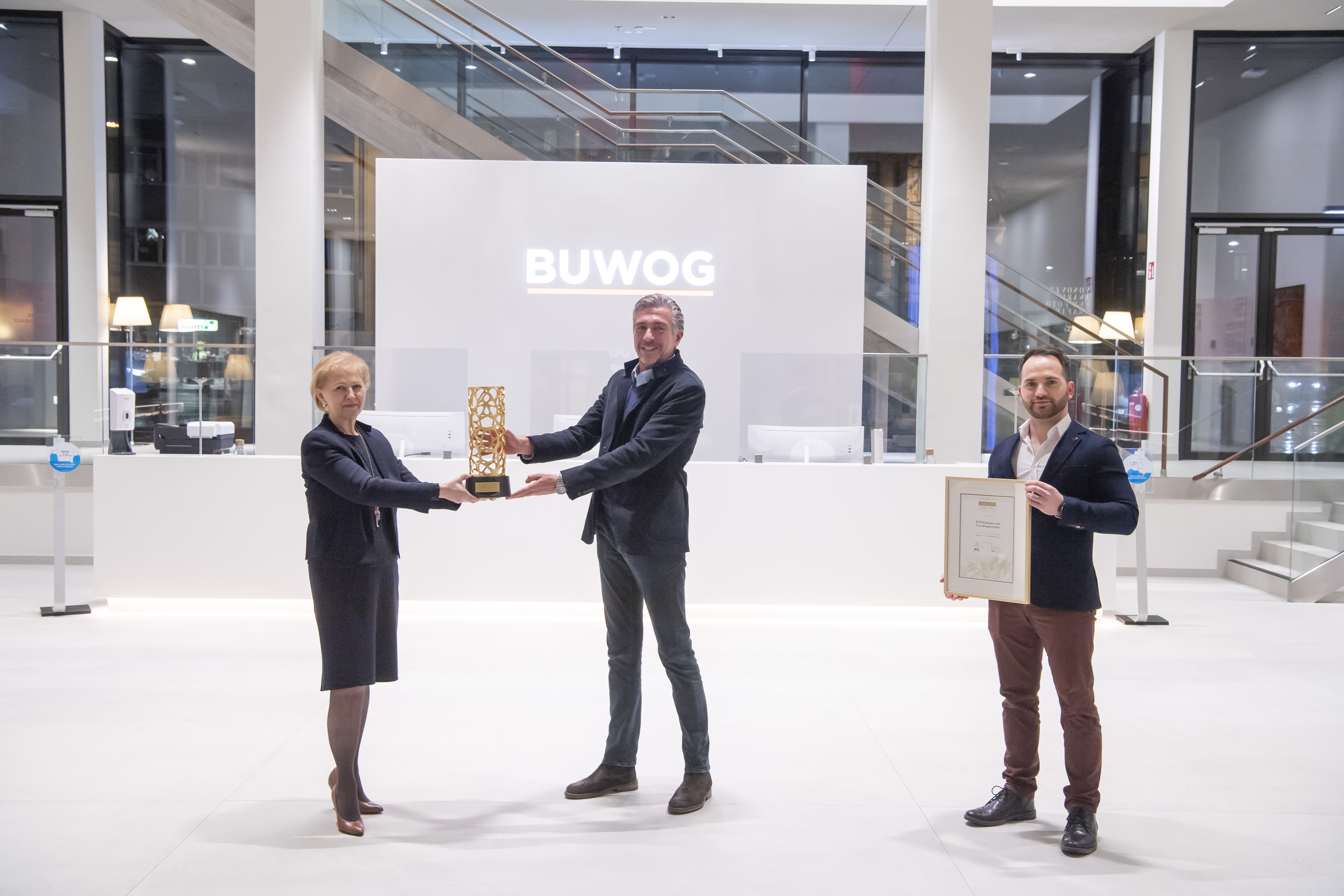 Die Übergabe eines Awards im BUWOG Kunden- und Verwaltungszentrum