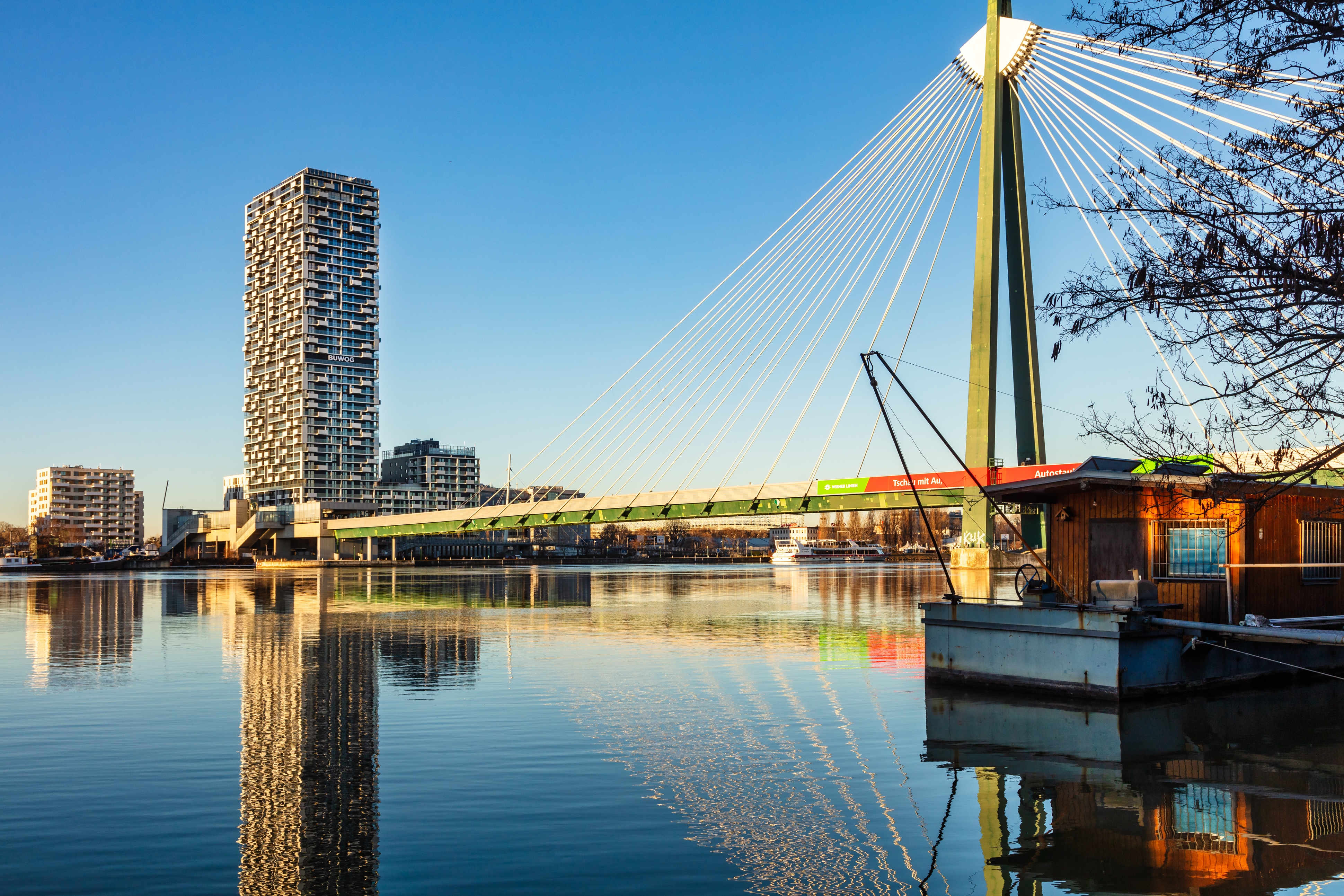 Ein hoher Gebäudekomplex an der Donau