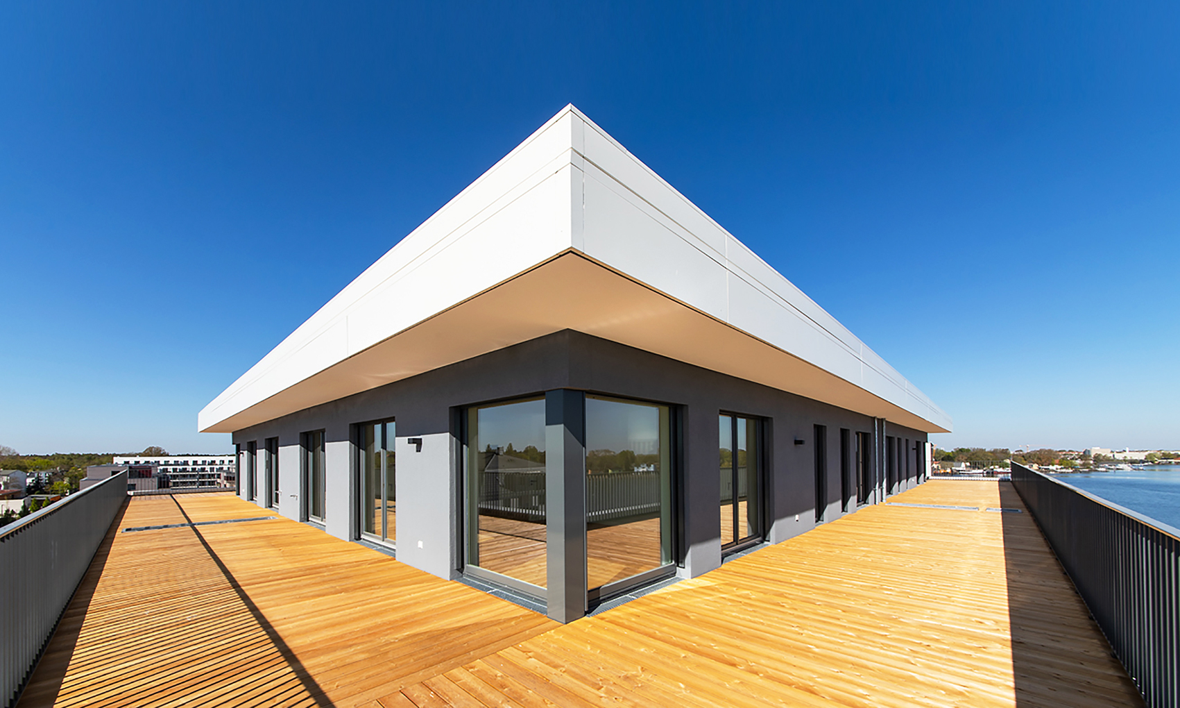 Auf einer Terrasse stehend - Blick auf's Wasser und auf das Quartier