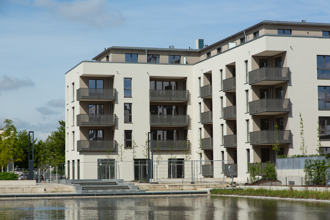With a view from the opposite side of the exterior and balcony of the Berlin new-build project Seefeld II, which is part of BUWOG quarter 52° Nord