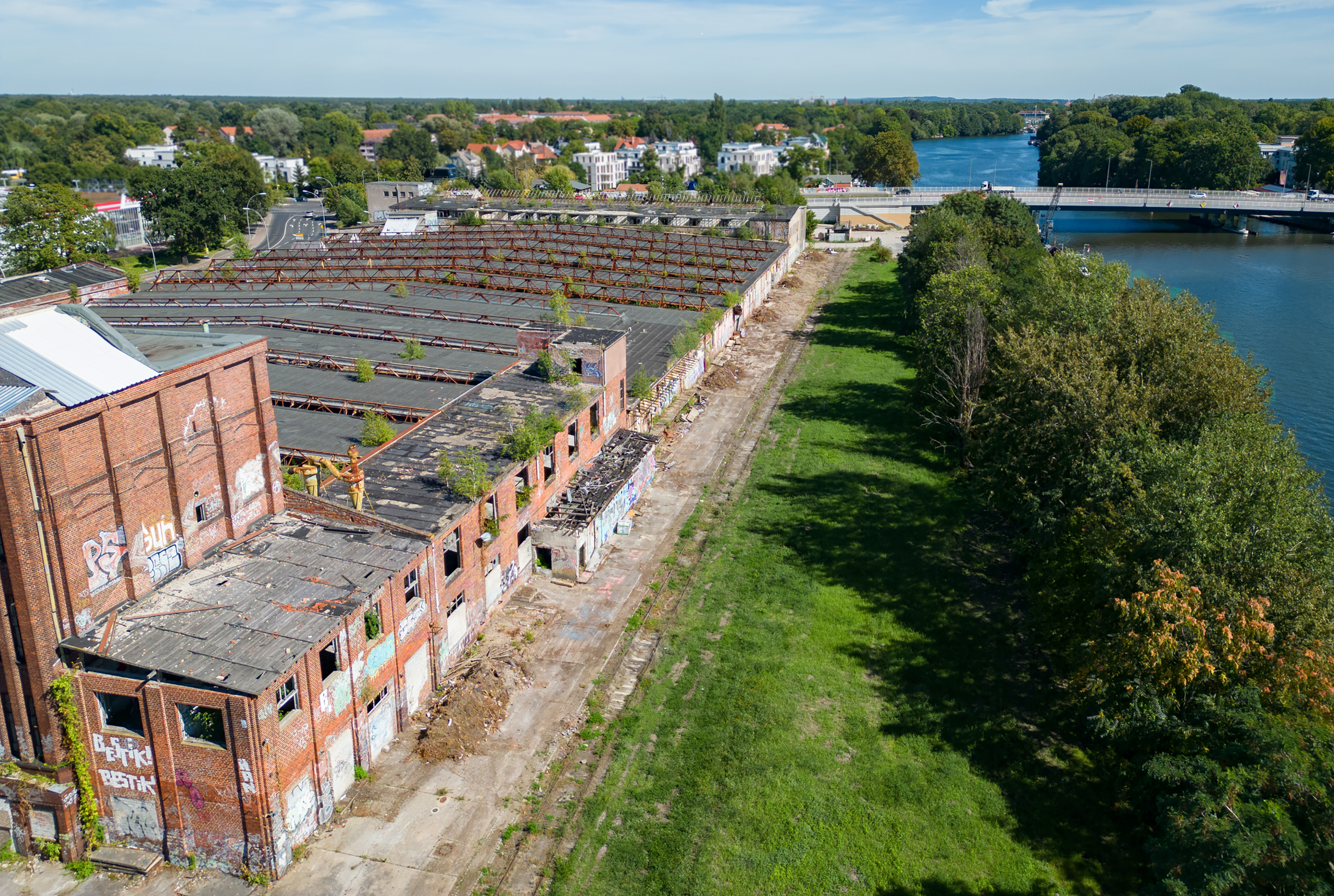 You can see one of our new projects: The Kabelwerke in Berlin-Köpenick. On the right, the area borders the River Spree, together with green spaces.