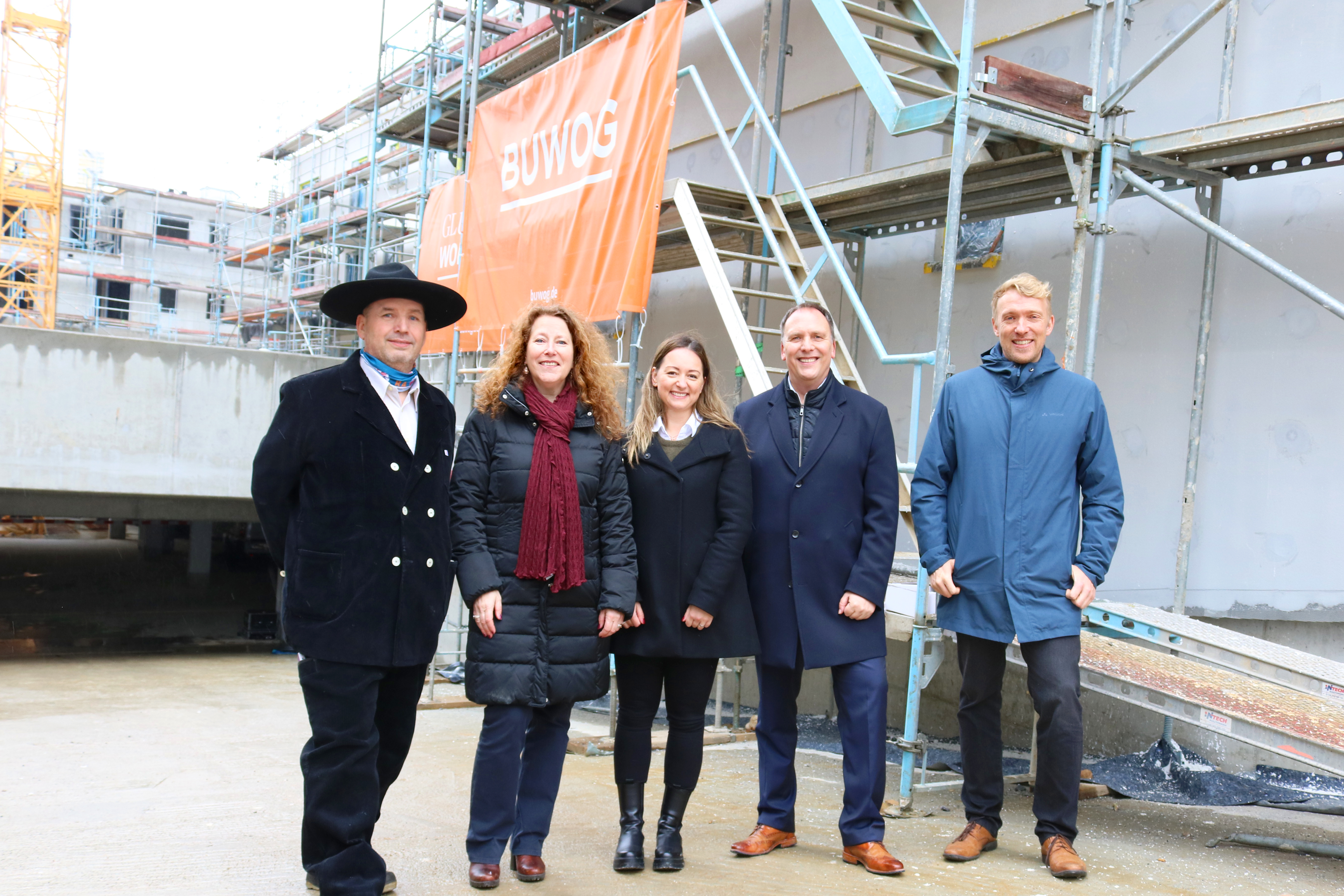 Topping-out ceremony of DAS GRÜNGOLD in Bad Neuheim on 7.4.22 with Managing Director Eva Weiß.
