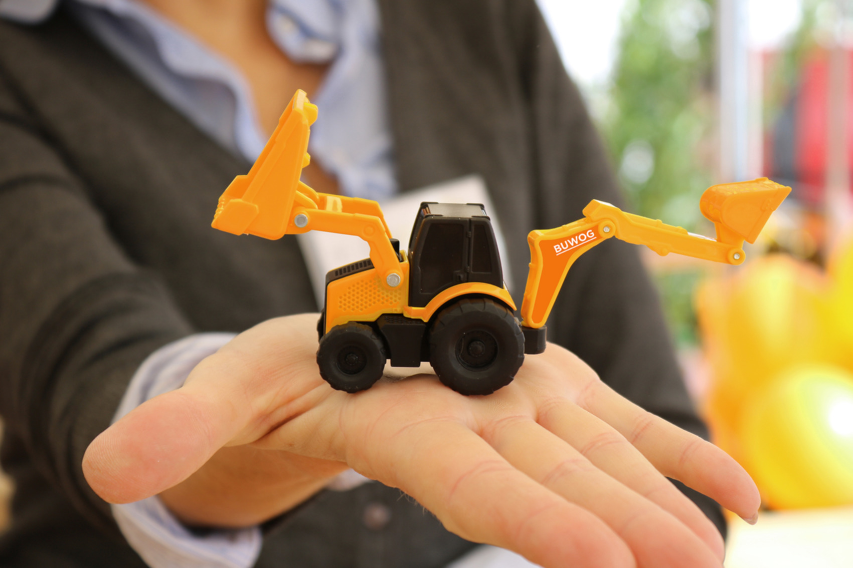 300 apartments: BUWOG acquires site near Leipzig. Depiction of an excavator on one hand.