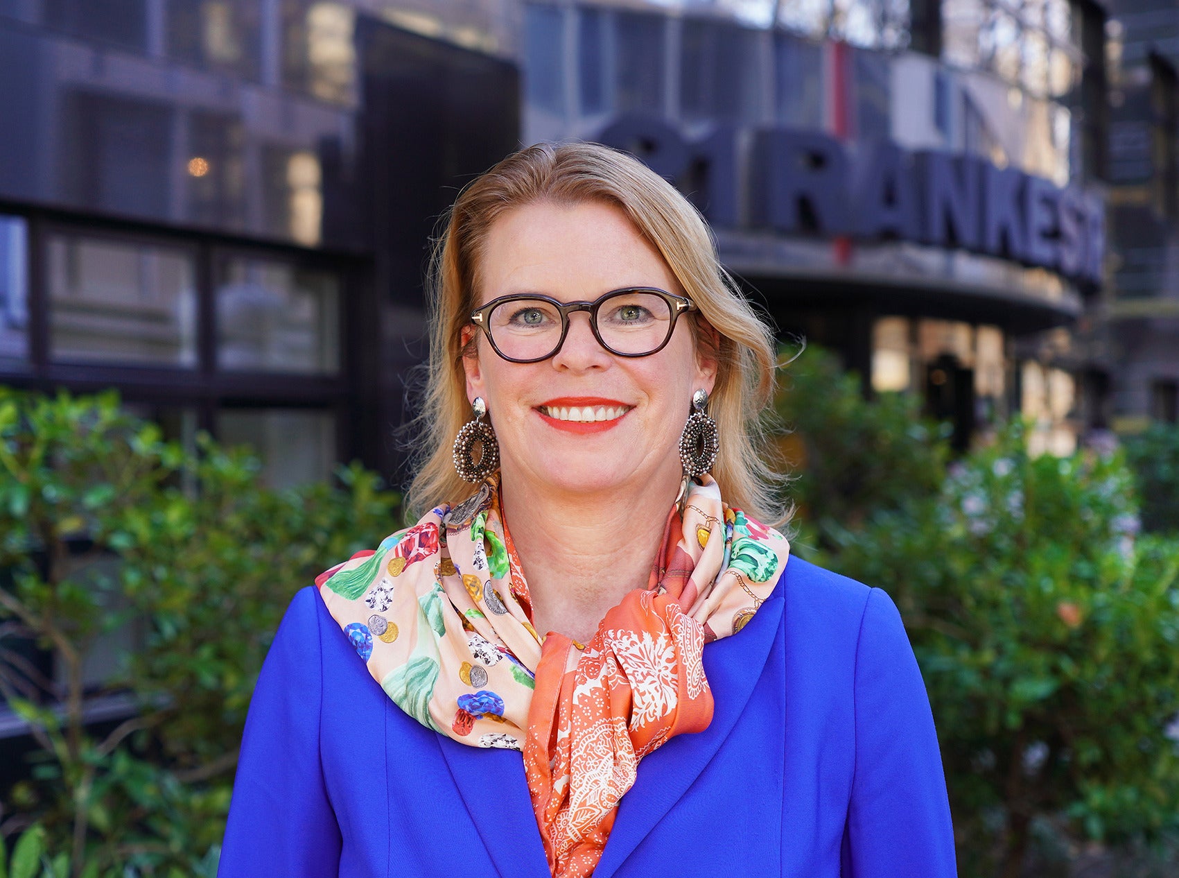 Portrait von Jutta Heusel von Frauen in der Immobilienwirtschaft e.V. und Managing Director von KOLLMANNSPERGER Executive Search