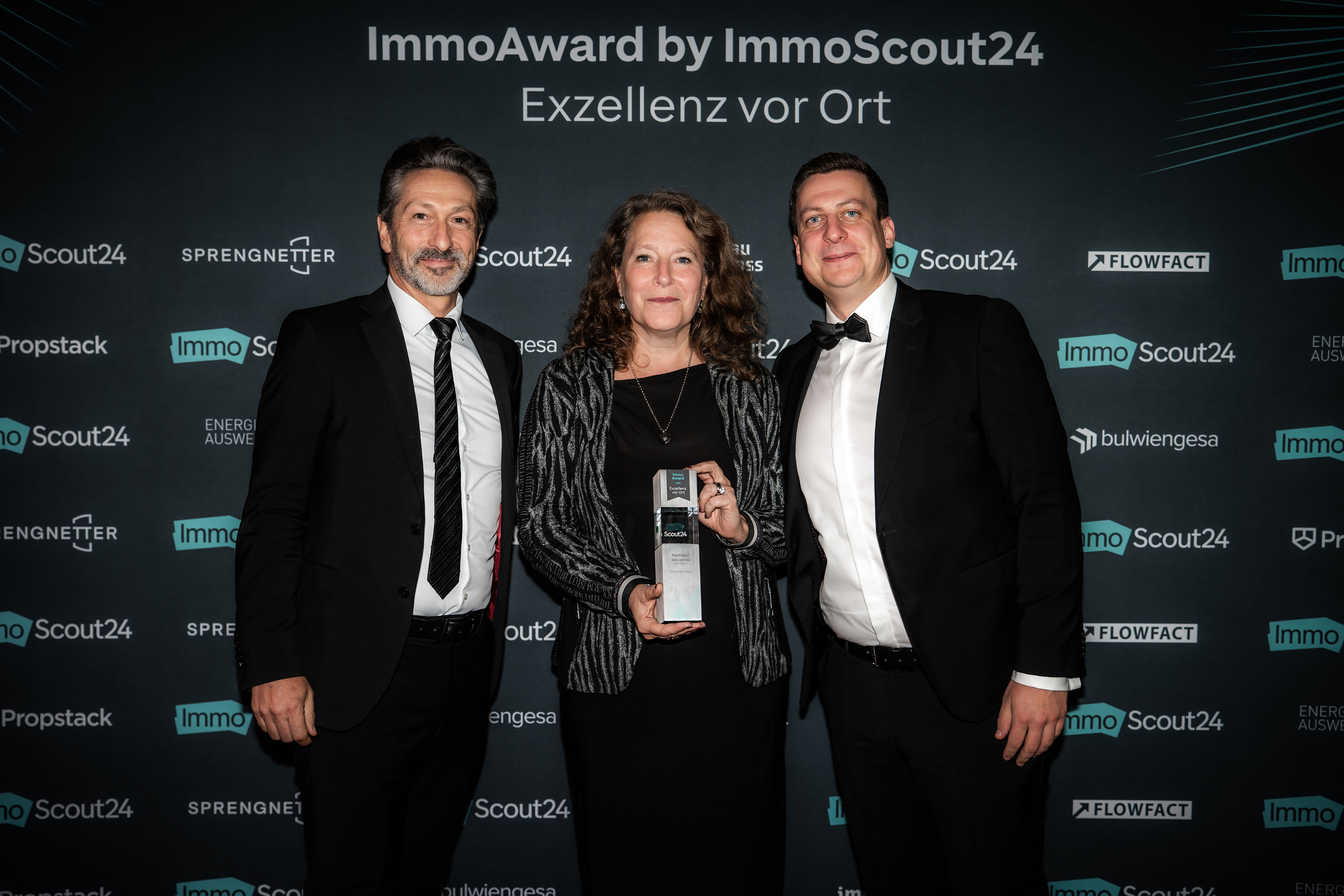 BUWOG Managing Director Eva Weiß and Thomas Mahler (left) at the ImmoAward 2025 with David Krause, Director of Sales at Immobilienscout 24. Photo: PR